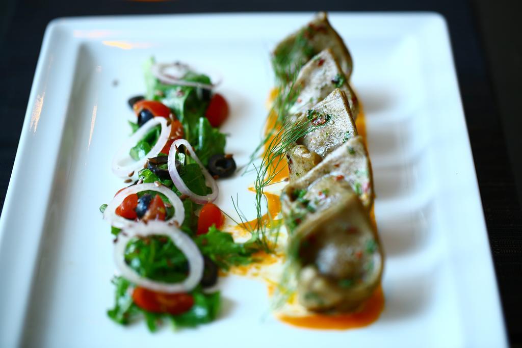 Vivanta Chennai It Expressway Omr Exterior foto A prepared dish of halibut