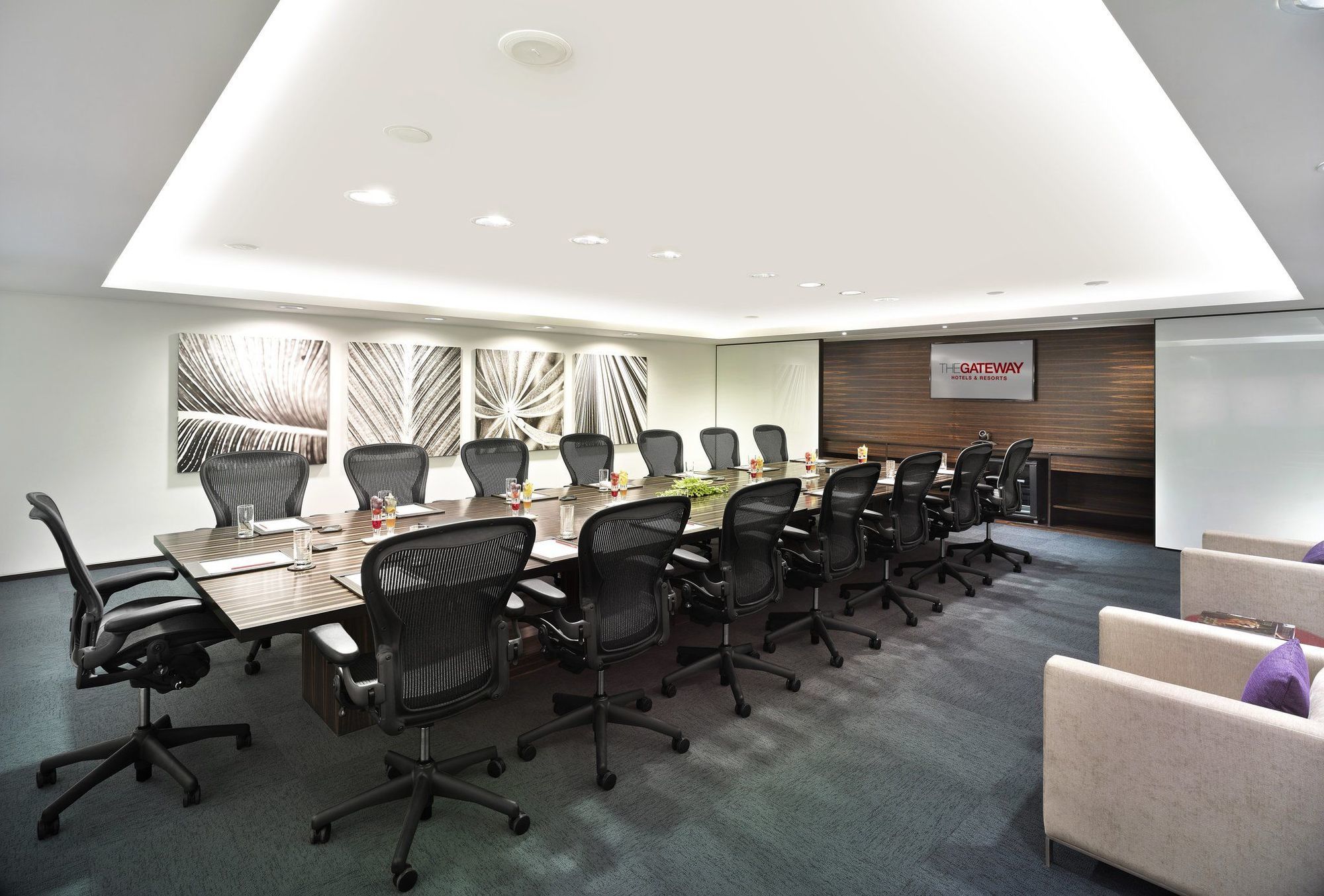 Vivanta Chennai It Expressway Omr Facilidades foto Meeting room at the office of a law firm in Singapore