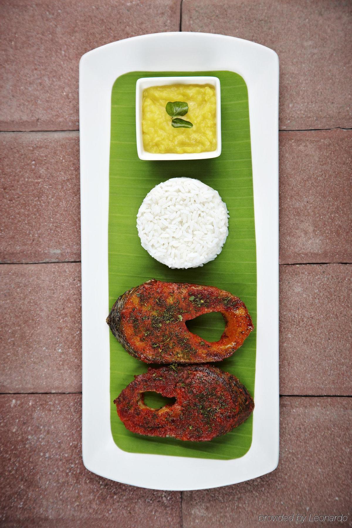 Vivanta Chennai It Expressway Omr Exterior foto Fish curry with rice
