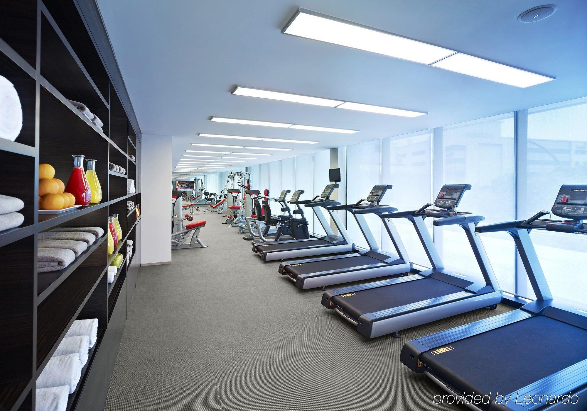 Vivanta Chennai It Expressway Omr Exterior foto The gym at the Mandarin Oriental, Hong Kong