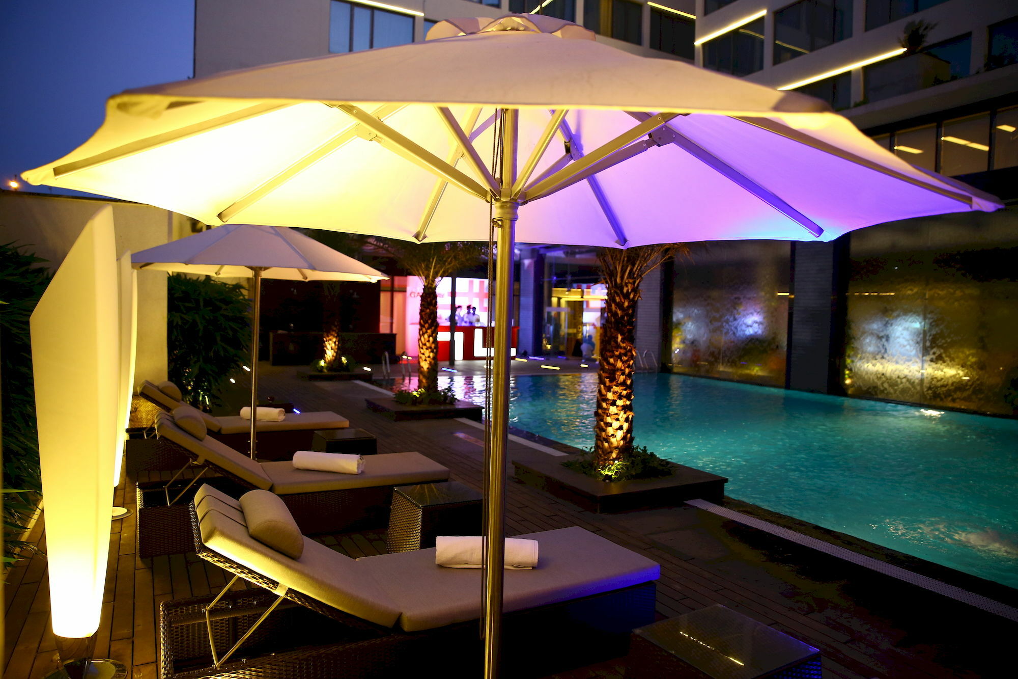 Vivanta Chennai It Expressway Omr Exterior foto The pool at the hotel